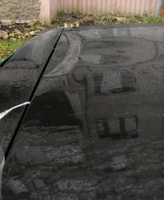 Renault Sandero не выдержал приземления пакета, наполненного водой (2 фото)