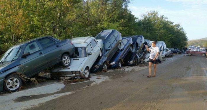 Грязевой поток под Судаком смыл десятки машин (10 фото)