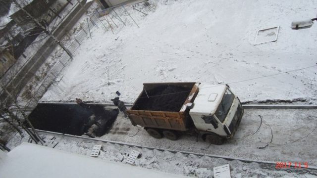 В Кировской области новый асфальт положили прямо на снег (2 фото)