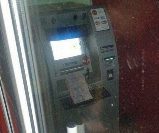 Хакер заставил банкомат плеваться деньгами (3 фото)
