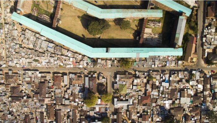 Четкая граница между трущобами и кварталами для белых в городах ЮАР (10 фото)