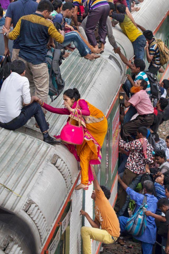 Как жители Бангладеш ездят на работу на электричке (8 фото)
