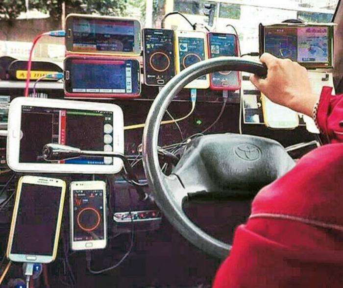 Зачем водителям такси в Гонконг нужны десяток смартфонов перед глазами (9 фото)