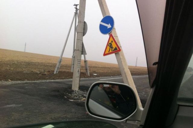 В Приморье столб заасфальтировали в дорогу (2 фото)