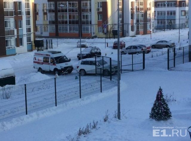 Автомобиль Юлии Скоковой заблокировал проезд скорой помощи (2 фото)