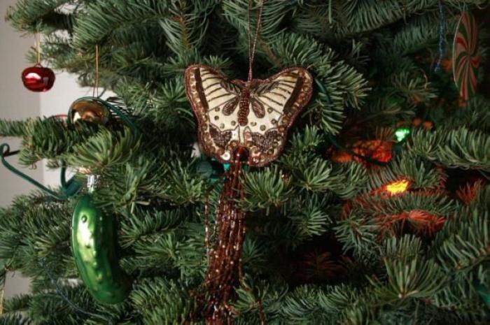 Таинственная традиция прятать огурец на рождественской ёлке (3 фото)
