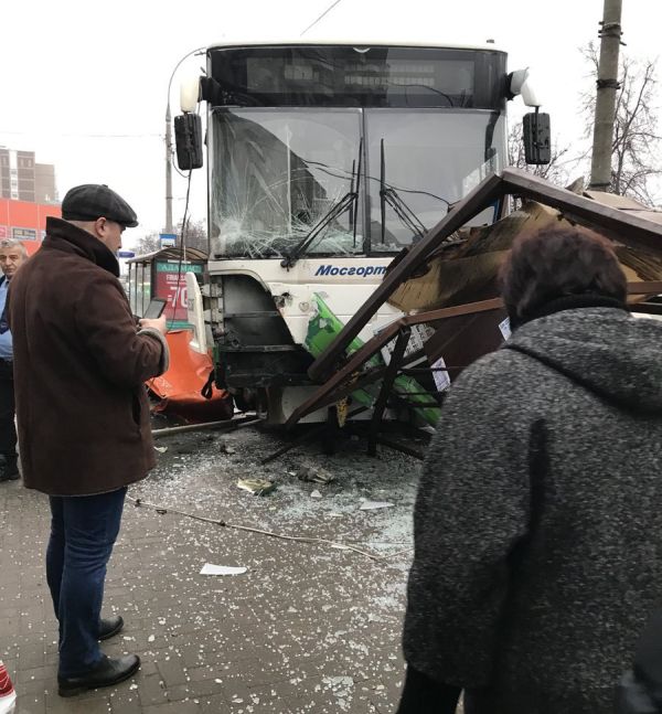 В Москве автобус врезался в остановку (6 фото)