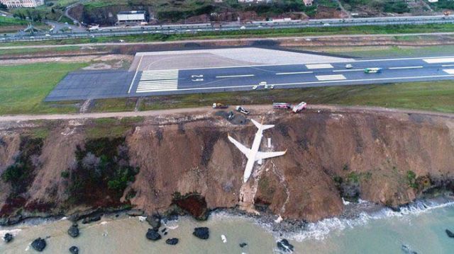 В Турции пассажирский самолет едва не съехал в Черное море со склона (3 фото)