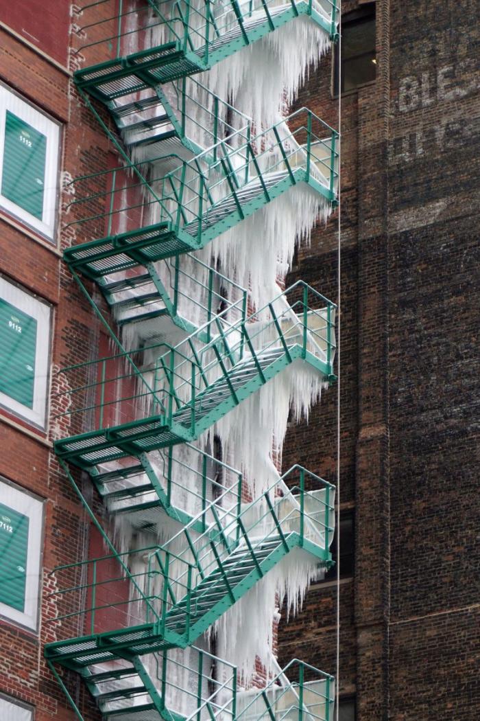 21-этажное здание превратилось в ледяную башню из-за прорыва (6 фото)