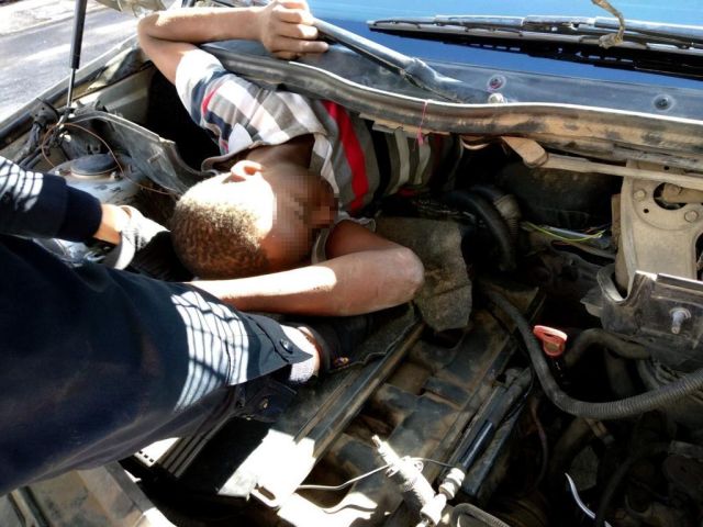 Четверо нелегальных мигрантов, спрятались в автомобиле (2 фото)