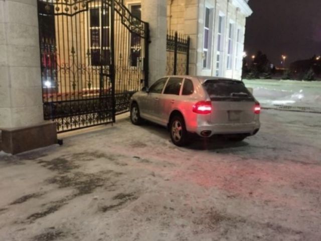 В Астане пьяный полицейский въехал в президентский дворец (2 фото)