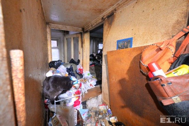 В Екатеринбурге вскрыли квартиру пенсионерки (13 фото)