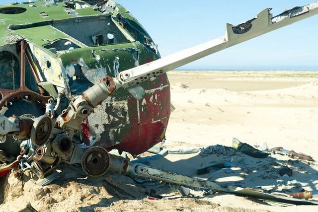 Рухнувший 40 лет назад вертолет Ми-4 на побережье Баренцева моря (16 фото)