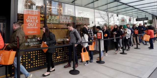 Автоматический магазин Amazon Go, столкнулся с очередями в день открытия (6 фото)