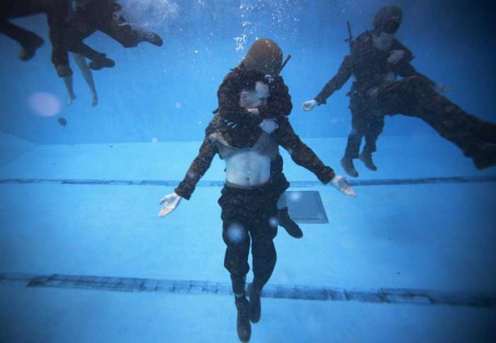 Подготовка военных к выживанию на воде (17 фото)