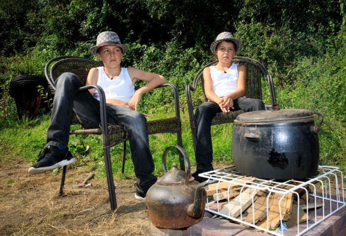 Удивительная жизнь двух цыганских мальчиков (10 фото)
