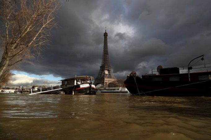 В Париже из-за наводнения эвакуируют людей (19 фото)