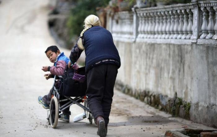 Чтобы доставить внука с ДЦП в школу, бабушка ежедневно преодолевает 24 км (8 фото)