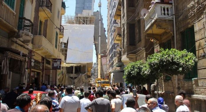 В Александрии гармонично рухнула многоэтажка (6 фото)