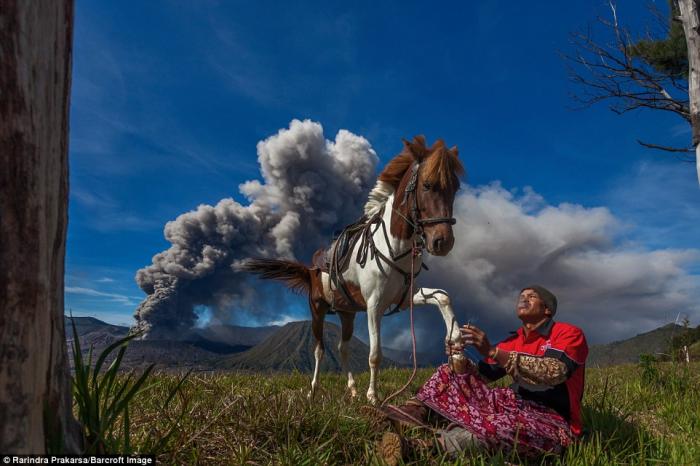 Народ, живущий вблизи извергающегося вулкана (14 фото)
