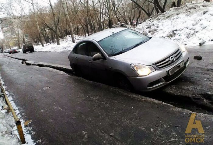 Ледяные трещины на дорогах в Омске стали ловушками для машин (3 фото)