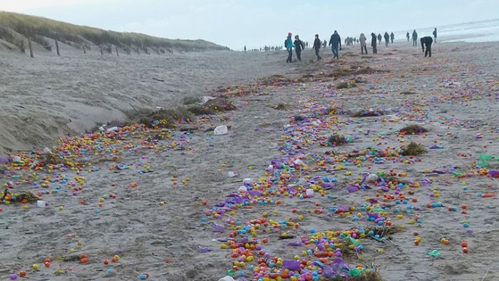 Тысячи пластмассовых яиц с подарками выбросило на пляж немецкого острова (9 фото)