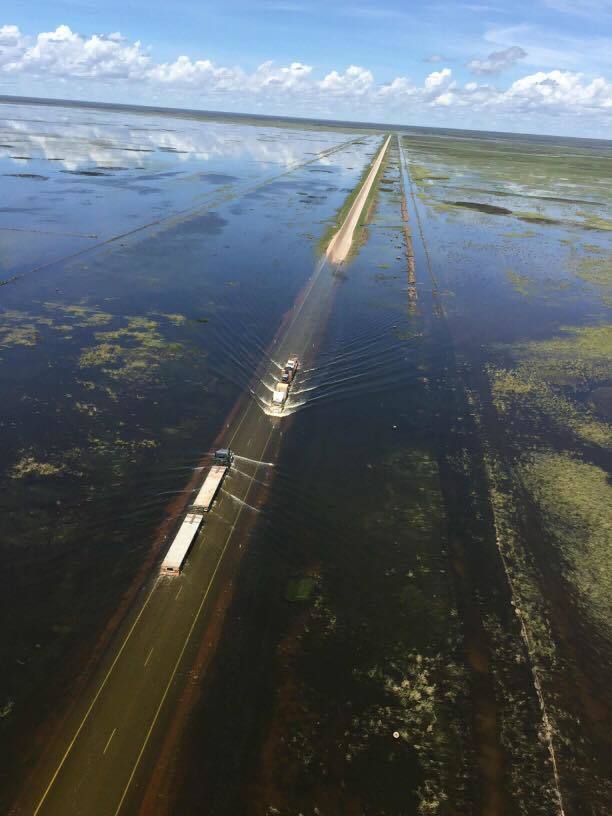Затопленная автодорога в Западной Австралии (10 фото)
