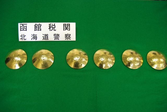 В Японии задержали контрабандисток в золотых бюстгальтерах (2 фото)