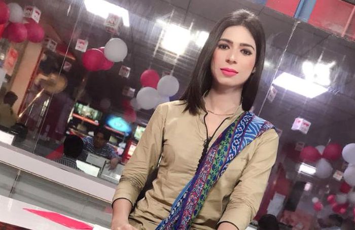 Трансгендер стал ведущим новостей на пакистанском телевидении (6 фото)