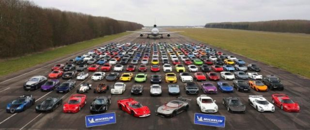 Выставка 300 суперкаров на сумму в 106 млн долларов (15 фото)