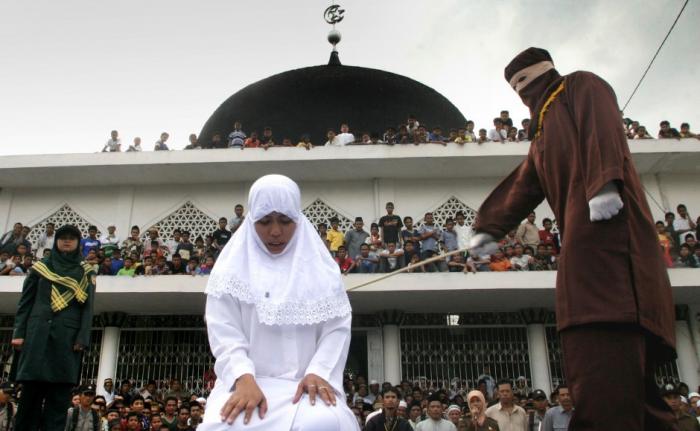 За свидание – розги: как исламисты карают прелюбодеев (12 фото)