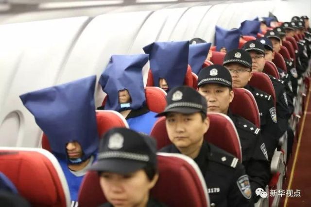 Перевозка подозреваемых в Китае (4 фото)