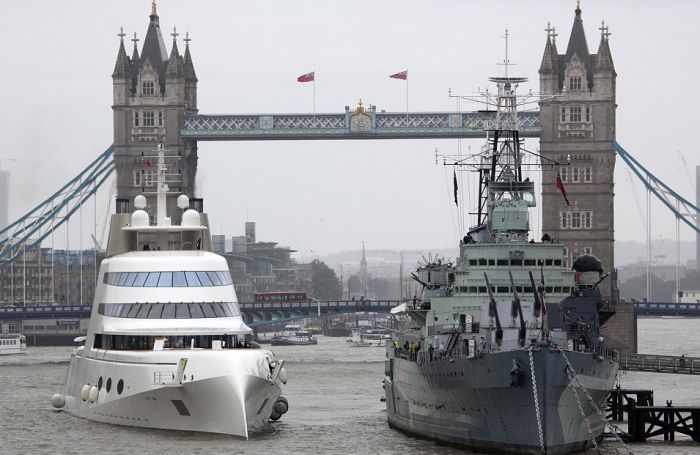 Российский олигарх поразил жителей Лондона роскошной яхтой (8 фото)