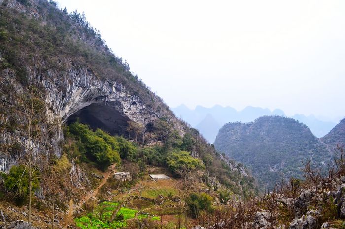 Внутри китайской пещеры расположилась деревня (6 фото)
