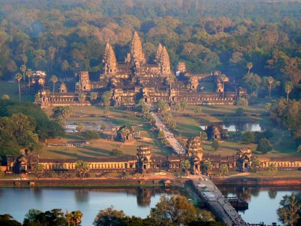Гигантский храм Ангкор-Ват (19 фото)