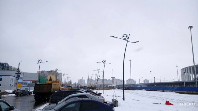 "Пьяные" фонари и тротуар в Нижнем Новгороде (2 фото)