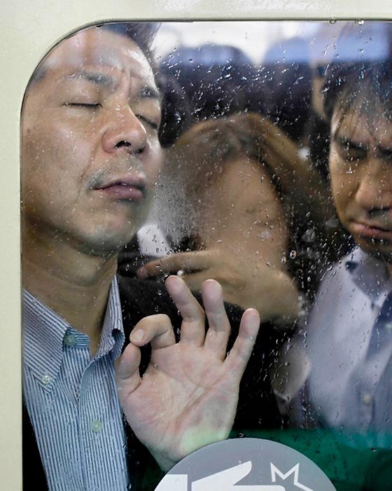 Как выглядит обычная давка в токийском метро (15 фото)