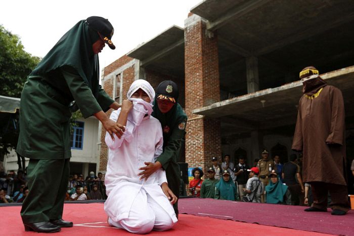 Публичное наказание за секс вне брака в Индонезии (4 фото)