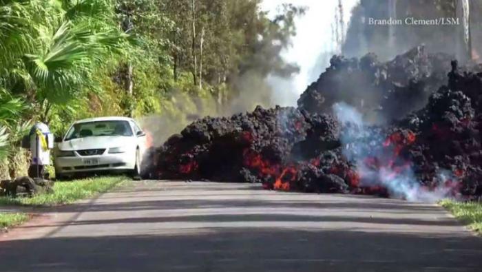 Вулкан на Гавайях продолжает извергаться (8 фото)