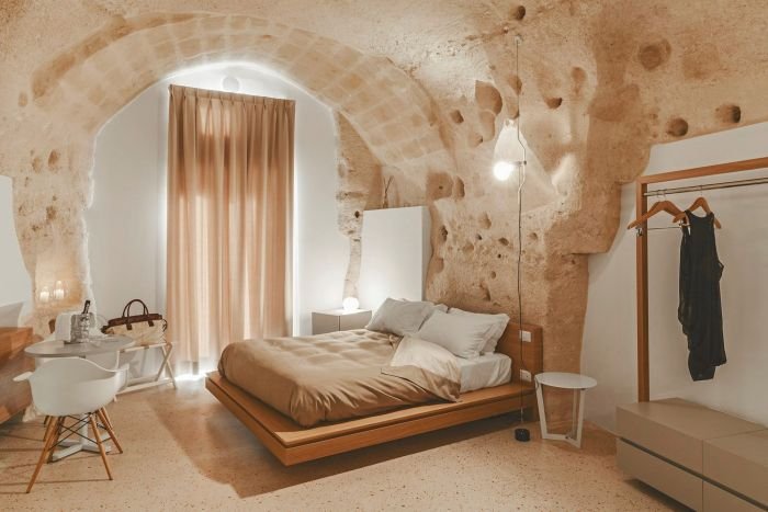 Необычный отель в Италии, высеченный в скале (12 фото)