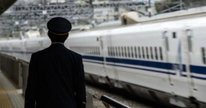 В Японии извинились за фальстарт поезда на 25 секунд (3 фото)
