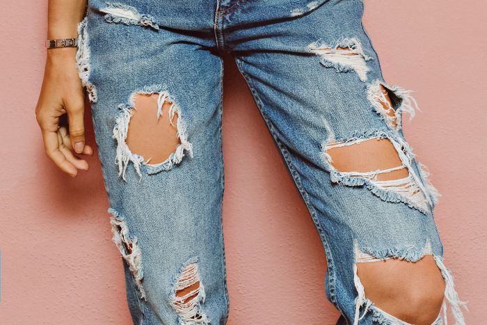Почему не стоит носить дырявые джинсы в жару (18 фото)