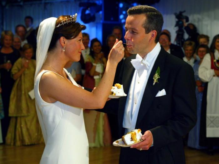 Подборка поразительных королевских свадебных тортов (13 фото)