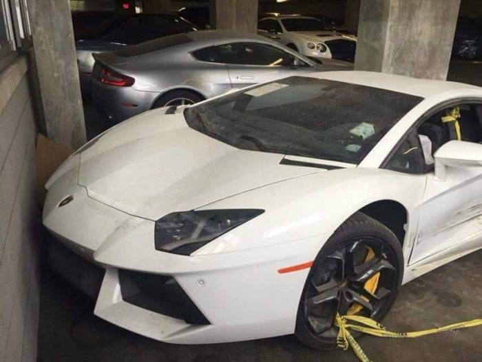 Владелец Lamborghini Aventadorг продает машину половинами (5 фото)
