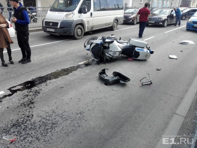 Сотрудник ГИБДД на мотоцикле попал в аварию (5 фото)