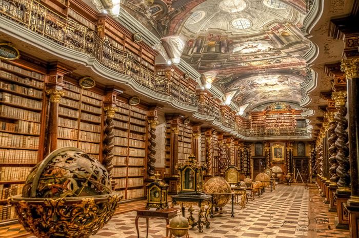 Одна из самых древнейших и красивейших библиотек в мире (7 фото)