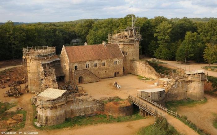 Геделон — средневековый замок во Франции (12 фото)