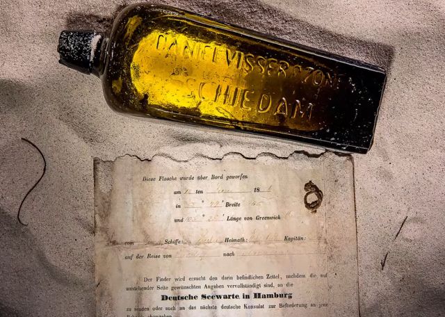 Старейшая записка в бутылке, обнаруженная спустя 131 год (4 фото)