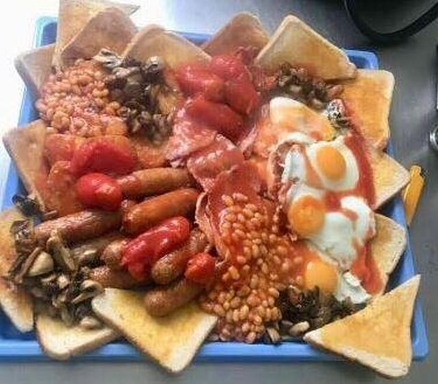 Богатырский английский завтрак, который никто не может съесть (5 фото)