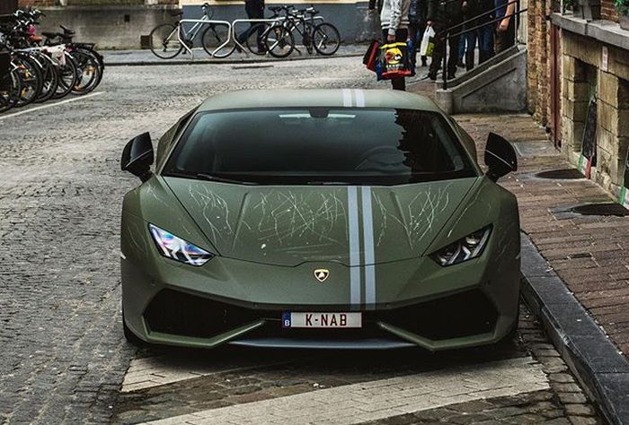 Вандалы повредили суперкар Lamborghini за 280 000 евро (4 фото)